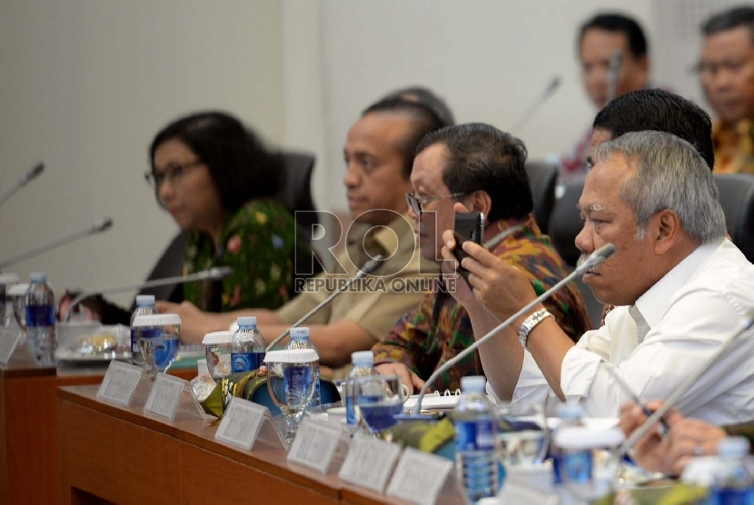  Badan Anggaran DPR gelar rapat kerja dengan pemerintah, membahas Anggaran 2016 di Kompleks Parlemen Senayan, Jakarta, Senin (7/9). (Republika/Wihdan)