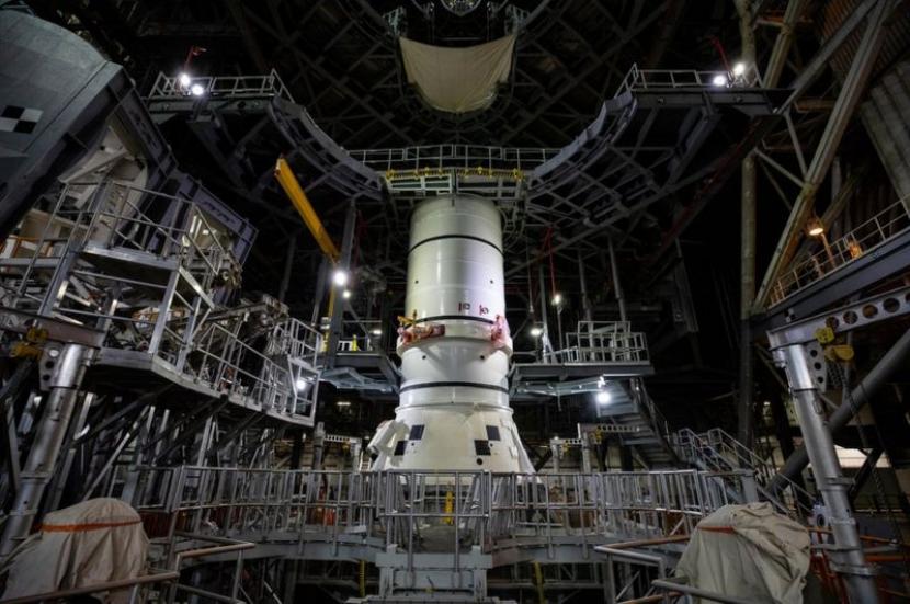 Roket Space Launch System (SLS) pertama di platform peluncuran misi Artemis.