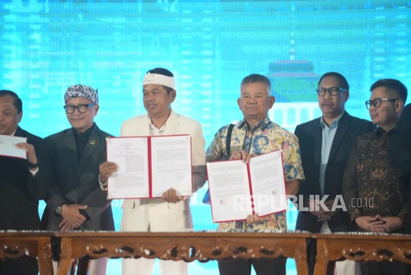 Badan Bank Tanah bersama Gubernur Jawa Barat Dedi Mulyadi bekerja sama untuk memanfaatkan tanah negara untuk masyarakat, akhir pekan lalu. 