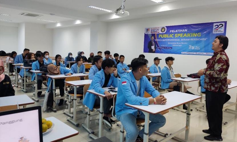 Badan Eksekutif Mahasiswa (BEM), Kampus Digital Bisnis Universitas Nusa Mandiri (UNM) menggelar kegiatan pelatihan public speaking.