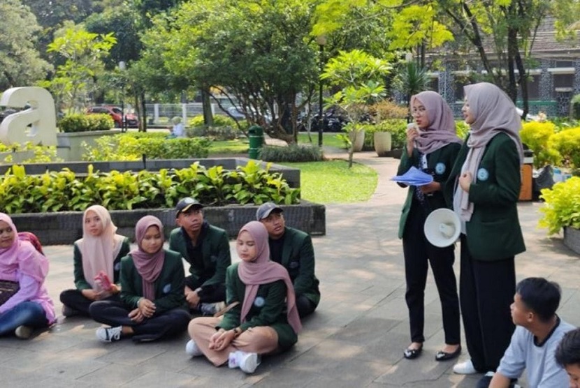 Badan Eksekutif Mahasiswa (BEM) Politeknik Pembangunan Pertanian (Polbangtan) Bogor berkolaborasi dengan Ikatan Senat Mahasiswa Peternakan Indonesia (ISPAMETI) menggelar acara Minum Susu Serentak Nusantara dalam rangka memperingati Hari Susu Nusantara (HSN) 2023 pada Sabtu (24/6).