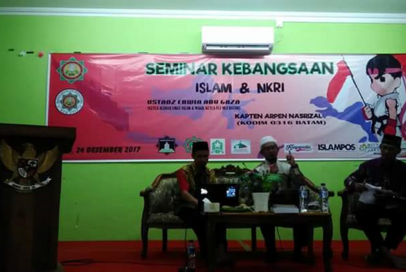 Badan Eksekutif Mahasiswa (BEM) Sekolah Tinggi Ilmu Tarbiyah (STIT) Hidayatullah Batam menggelar Seminar Kebangsaan yang bertajuk Islam dan NKRI.