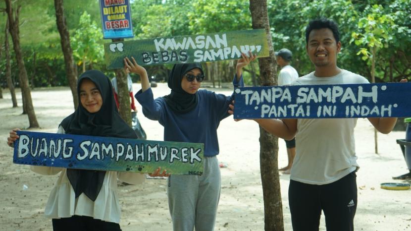 Badan Eksekutif Mahasiswa (BEM) Universitas Muhammadiyah Malang (UMM) mengampanyekan kebersihan dan pemungutan sampah di Pantai Teluk Asmara, Malang.