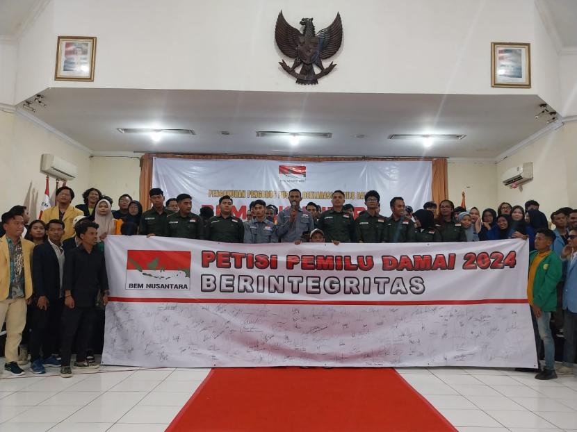 Badan eksekutif mahasiswa nusantara (BEM Nusantara) melakukan prosesi pengukuhan pengurus pusat di Gedung Juang 45, Menteng, Jakarta Pusat.