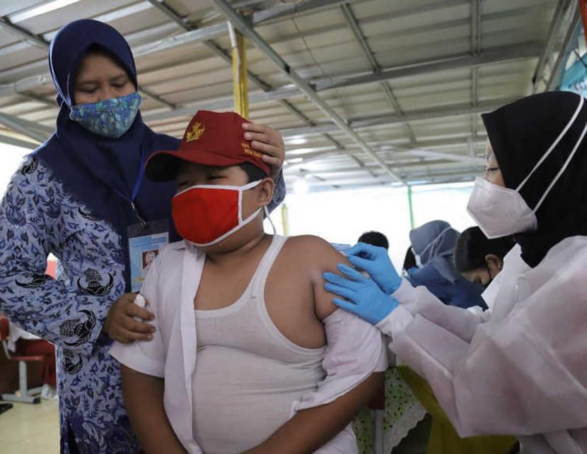 Badan Intelijen Negara (BIN) Daerah Riau menggelar vaksinasi Covid-19 bagi anak usia 6-11 tahun di SD Muhammadiyah Rumbai, Pekanbaru, Riau.