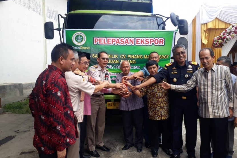 Badan Karantina Pertanian Kementerian Pertanian melepas ekspor cangkang sawit dan olahan kelapa dari Sumatera Barat ke Jepang melalui Pelabuhan Teluk Bayur, Padang, Kamis (1/8)