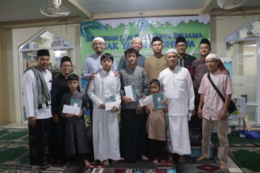 Badan Kemakmuran Masjid (BKM) Nururrohman Kavling Pelita Air Service, Kecamatan Pancoran Mas, Depok, menyalurkan santunan kepada 107 anak yatim dan duafa.