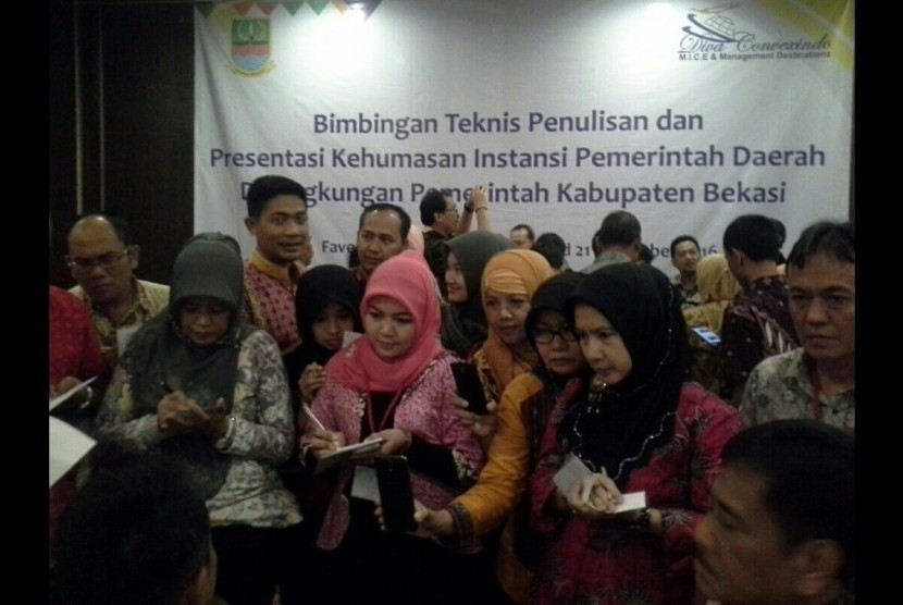 Badan Kepegawaian Daerah (BKD) Kabupaten Bekasi menyelenggarakan Bimtek Penulisan dan Presentasi Kehumasan Instansi Pemerintah Daerah di Lingkungan Pemerintah Kabupaten Bekasi.