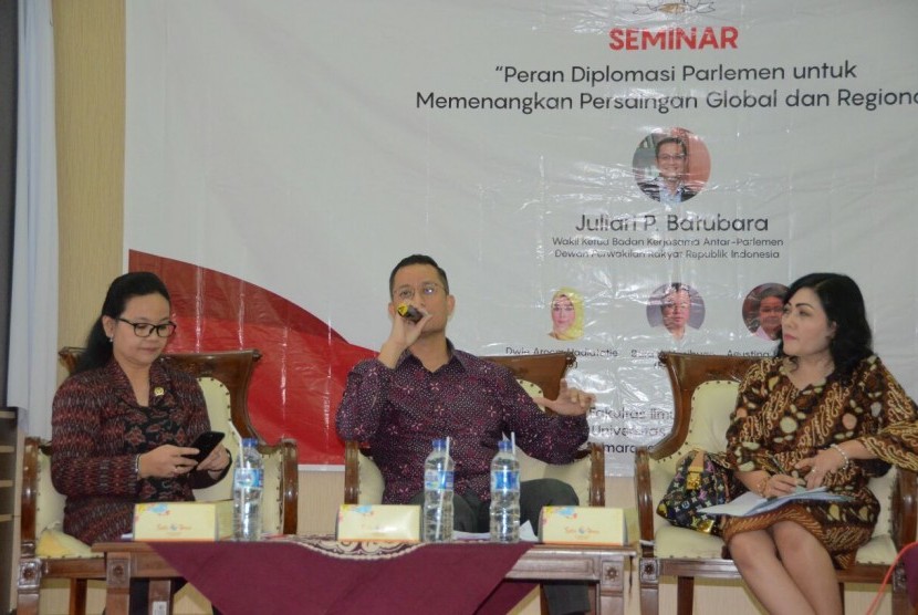 Badan Kerja Sama  Antar-Parlemen (BKSAP) bersama dengan FISIP Undip menggelar seminar bertema 'Peran Diplomasi Parlemen untuk Memenangkan Persaingan Global dan Regional'. 