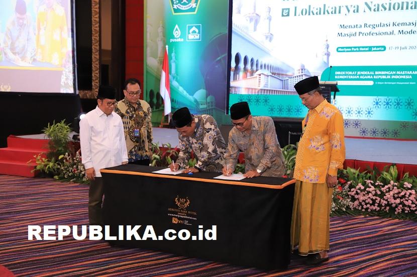 Badan Kesejahteraan Masjid (BKM) bersama Badan Wakaf Indonesia (BWI) menandatangani MoU Gerakan Wakaf Uang Berbasis Masjid.