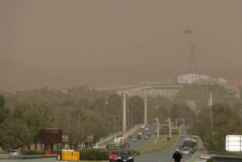 Badan Layanan Kedaruratan (ESA) memperingatkan para pengendara untuk waspada terhadap pohon tumbang dan dahan pohon akibat badai debu di Canberra, Australia.