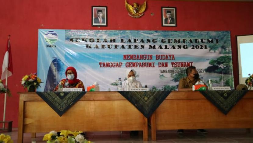 Badan Meteorologi, Kimatologi dan Geofisika (BMKG) mengadakan Sekolah Lapang Gempa Bumi di Sumbermanjing, Kabupaten Malang, Selasa (8/6). 