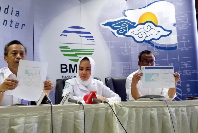 Badan Meteorologi, Klimatologi, dan Geofisika (BMKG) menjelaskan tsunami di perairan Selat Sunda disebabkan aktivitas Gunung Anak Krakatau pukul 21.03 WIB.