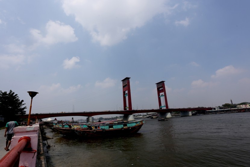 Badan Meteorologi Klimatologi dan Geofisika Stasiun Palembang menyatakan, kualitas udara di Palembang cenderung membaik yang ditandai dengan jarak pandang yang makin bertambah menjadi 4.000 meter dan jarak pandang minimal pada pagi hari 1500 meter, Senin (