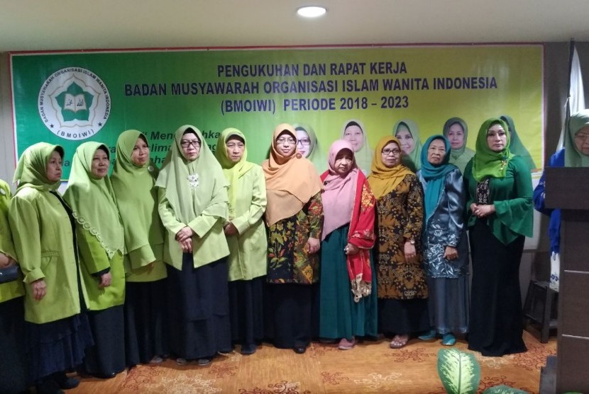 Badan Musyawarah Organisasi Islam Wanita Indonesia (BMOIWI) melaksanakan pengukuhan Pengurus periode 2018 - 2023. 