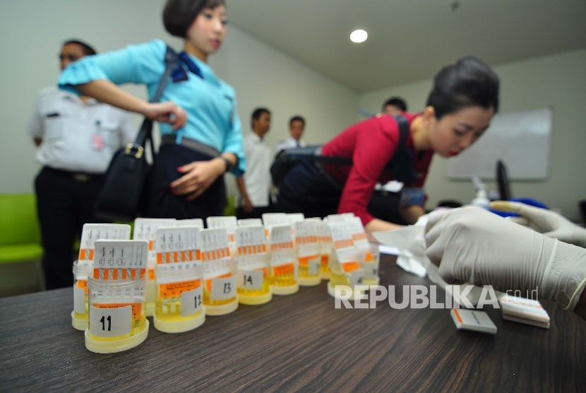 Badan Narkotika Nasional (BNN) melakukan tes urine (ilustrasi) (Foto : Mahmud Muhyidin)