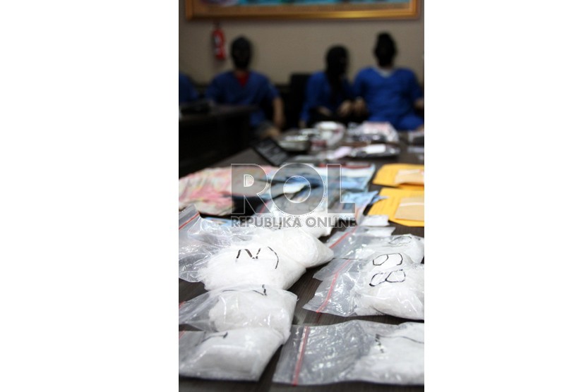 Badan Narkotika Nasional (BNN) menggelar barang bukti dan tersangka peredaran gelap narkoba di kantor BNN, Jakarta, Senin (8/7). 