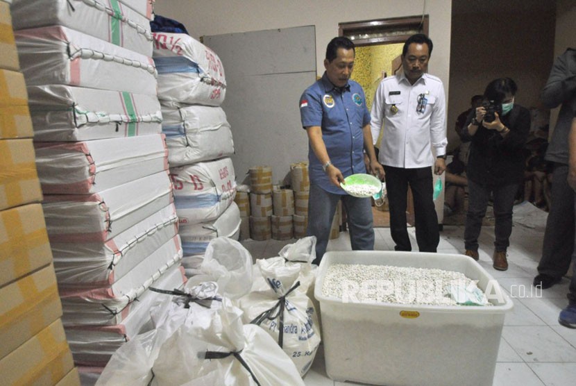 Badan Narkotika Nasional (BNN) menggerebek tempat produksi pil Paracetamol Caffein Carisprodol (PCC) ilegal di wilayah Kota Semarang serta Kota Surakarta, Jawa Tengah. Tempat produksi pil PCC ini disebut- sebut yang terbesar selama dari pengungkapan sebelumnya yang pernah dilakukan oleh BNN.