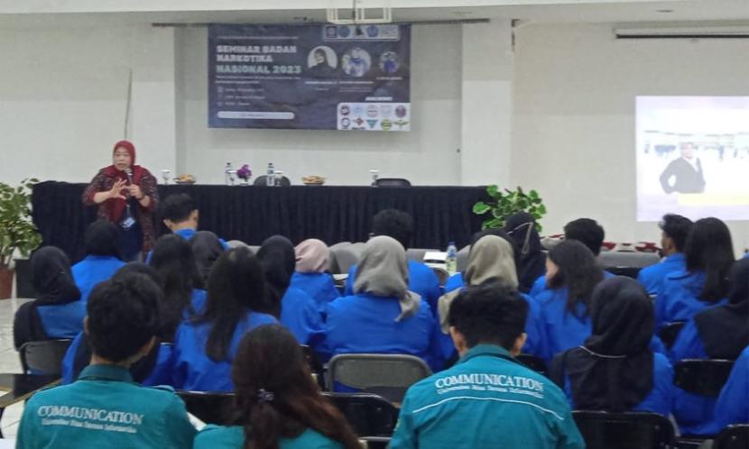 Badan Narkotika Nasional (BNN) Republik Indonesia (RI) hadir menjadi narasumber materi dalam acara Seminar Anti Narkoba di kampus Universitas Bina Sarana Informatika. 