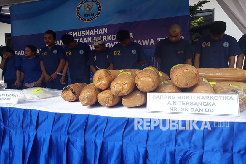 Badan Narkotika Nasional Provinsi (BNNP) Jawa Timur memusnahkan barang bukti berupa Ganja seberat 32 kilogram, dan Sabu seberat 6 kilogram. Pemusnahan dipimpin langsung Kepala BNNP Jatim, Brigjen Pol Bambang Budi Santoso di halaman Kantor BNNP Jatim, Jumat (27/4).