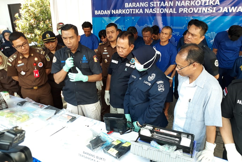 Badan Narkotika Nasional Provinsi (BNNP) Jawa Timur memusnahkan barang bukti narkotika jenis sabu-sabu seberat 5,8 kilogram di Kantor BNNP Jatim, Jalan Ngagel Madya V Nomor 22, Surabaya, Selasa (9/10).