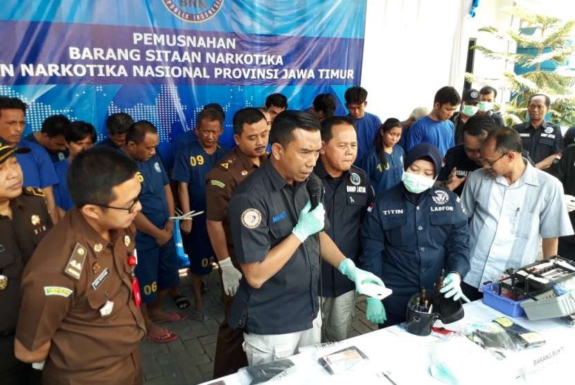 Badan Narkotika Nasional Provinsi (BNNP) Jawa Timur memusnahkan barang bukti narkotika jenis sabu-sabu seberat 5,8 kilogram di Kantor BNNP Jatim, Jalan Ngagel Madya V Nomor 22, Surabaya, Selasa (9/10).