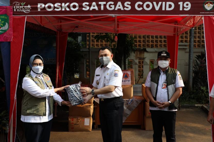 Badan Nasional Penanggulangan Bencana (BNPB) melakukan peninjauan Pos PPKM di Kecamatan Matraman, Jakarta Timur, Rabu (21/7) 