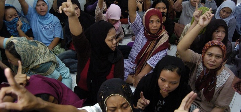 Badan Nasional Penanggulangan Tenaga Kerja Indonesia (BNPTKI) menggerebek tempat penampungan Perusahaan Jasa Penyalur Tenaga Kerja Indonesia (PJTKI) yang berada di kawasan Duren Sawit, Jakarta Timur, Senin (12/9). (Republika/Imam Budi Utomo)