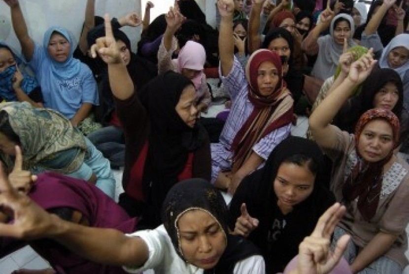 Badan Nasional Penanggulangan Tenaga Kerja Indonesia (BNPTKI) menggerebek tempat penampungan Perusahaan Jasa Penyalur Tenaga Kerja Indonesia (PJTKI) yang berada di kawasan Duren Sawit, Jakarta Timur, Senin (12/9). (Republika/Imam Budi Utomo)