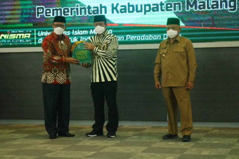 Badan Nasional Penanggulangan Teroris (BNPT) bersama Pemerintah Kabupaten (Pemkab) Malang dan Universitas Islam Malang (Unisma) melakukan komitmen bersama untuk membangun Kawasan Khusus Terpadu Nusantara (KKTN) di Gedung Pascasarjana Unisma, Selasa (14/12). 