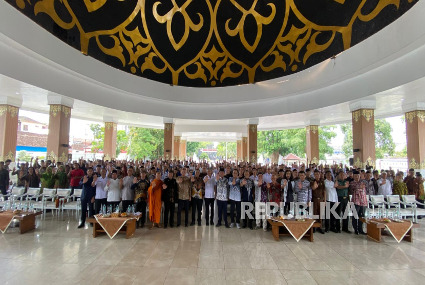 Badan Nasional Penanggulangan Terorisme (BNPT) menggelar Dialog Kebangsaan Dalam Rangka Persaudaraan Lintas Agama di Indonesiaan di Pendopo Kabupaten Karanganyar, Jawa Tengah, Rabu (11/12/2024).