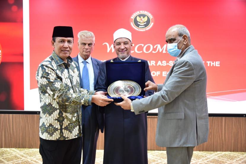 Badan Nasional Penanggulangan Terorisme (BNPT) menjalin kerjasama dengan Al-Azhar Mesir dalam memperkuat moderatisme pelaksanaan ajaran Islam di Indonesia.