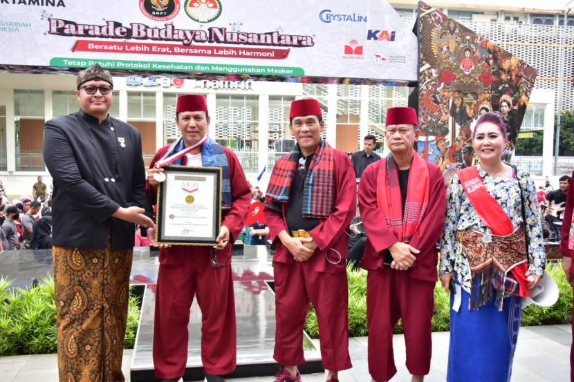 Badan Nasional Penanggulangan Terorisme Republik Indonesia (BNPT RI) meraih rekor MURI saat gelaran Parade Budaya Nusantara, Ahad (6/11/2022). 
