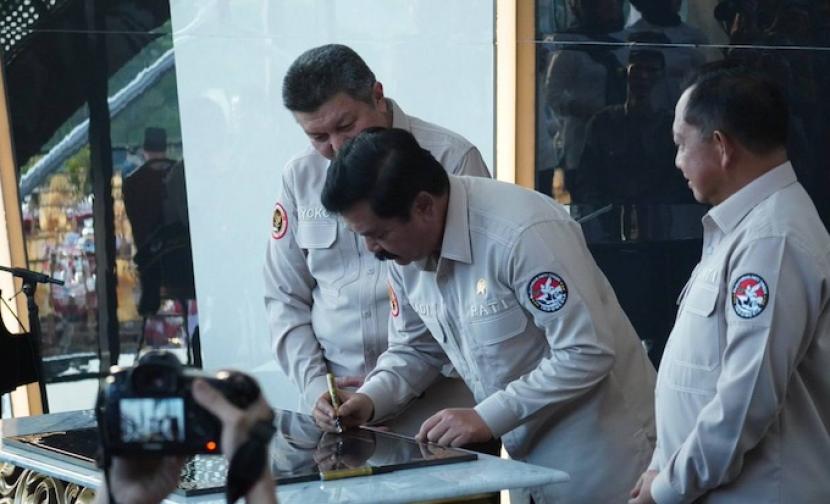 Badan Nasional Penanggulangan Terorisme Republik Indonesia (BNPTRI) menggelar resepsi peringatan Hari Ulang Tahun (HUT) ke-14 di Kantor BNPT, Sentul, Kabupaten Bogor, Selasa (16/7/2024).  Sebagai kado HUT ke-14 ini, BNPTRI meresmikan Museum Penanggulangan Terorisme Adhi Pradana. Peresmian museum itu dilakukan oleh Menteri Koordinator Politik, Hukum, dan Keamanan (Menkopolhukam) Marsekal (purn) Hadi Tjahjanto didamping Menteri Dalam Negeri (Mendagri) Jenderal (purn) Tito Karnavian, dan Kepala BNPTRI Komjen Pol Prof Mohammed Rycko Amelza Dahniel.