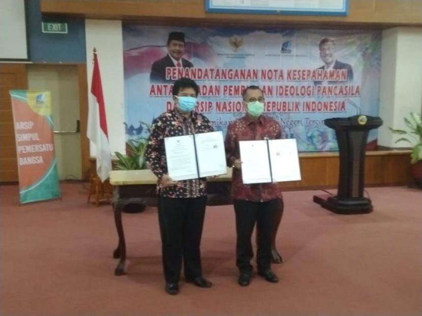 Badan Pembinaan Ideologi Pancasila (BPIP) melakukan penandatanganan Nota Kesepahaman dengan Arsip Nasional Republik Indonesia (ANRI), di Gedung ANRI, Jakarta Selatan, Selasa (22/12).