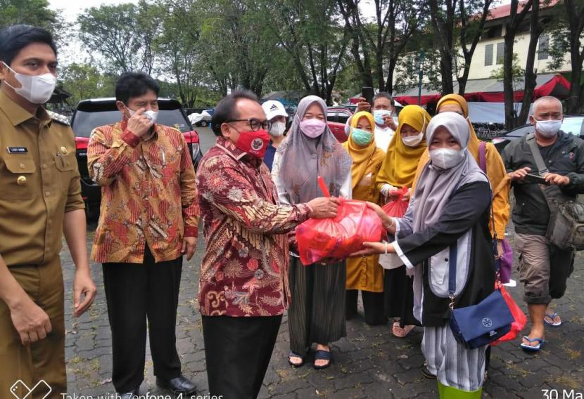 Badan Pembinaan Ideologi Pancasila (BPIP) menyalurkan bantuan kepada ratusan warga yang terdampak ledakan tangki Bahan Bakar Minyak (BBM) Balongan Kabupaten Indramayu, Selasa (30/3).