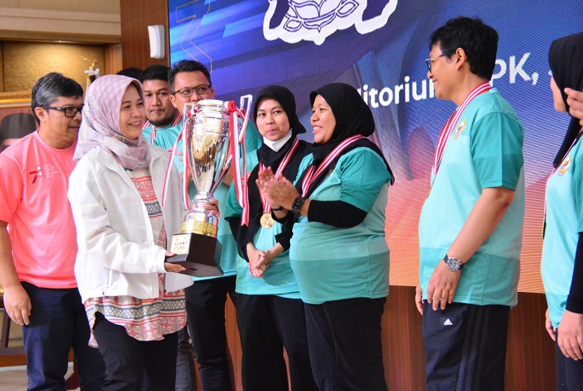 Badan Pemeriksa Keuangan (BPK) meraih juara I (satu) dalam Pertandingan Tenis Meja Antar-Kementerian/Lembaga (K/L), memperebutkan BPK Cup 2023. Sementara itu, juara II (dua) diraih oleh BPKP, dan juara III (tiga) diraih oleh BNN bersama BIG. Kegiatan berlangsung di Auditorium BPK RI, Jakarta, Sabtu (2/9/2023). 