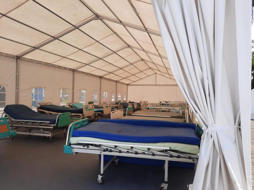 Badan Penanggulangan Bencana Daerah (BPBD) Jabar membangun tenda-tenda serbaguna di rumah sakit  (RS) rujukan Covid-19 untuk membantu pasien yang terus berdatangan dan tidak tertampung.  Rumah sakit khusus kebencanaan dinilai perlu untuk Indonesia yang rawan bencana. Ilustrasi.