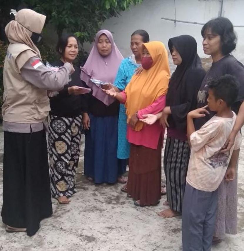 Badan Penanggulangan Bencana Daerah (BPBD) Jawa Timur dan sejumlah komunitas penyandang disabilitas membagikan masker ke masyarakat. Dok. BPBD Jatim