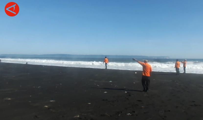 Badan Penanggulangan Bencana Daerah (BPBD) Kabupaten Jember, Jawa Timur mengimbau kepada masyarakat, utamanya para nelayan untuk sementara waktu tidak melakukan aktivitas di sekitar bibir pantai maupun melaut.