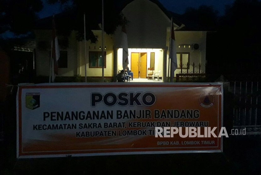 Badan Penanggulangan Bencana Daerah (BPBD) Kabupaten Lombok Timur mendirikan posko penanganan banjir bandang di Kantor Camat Keruak, Lombok Timur, pada Ahad (19/11).