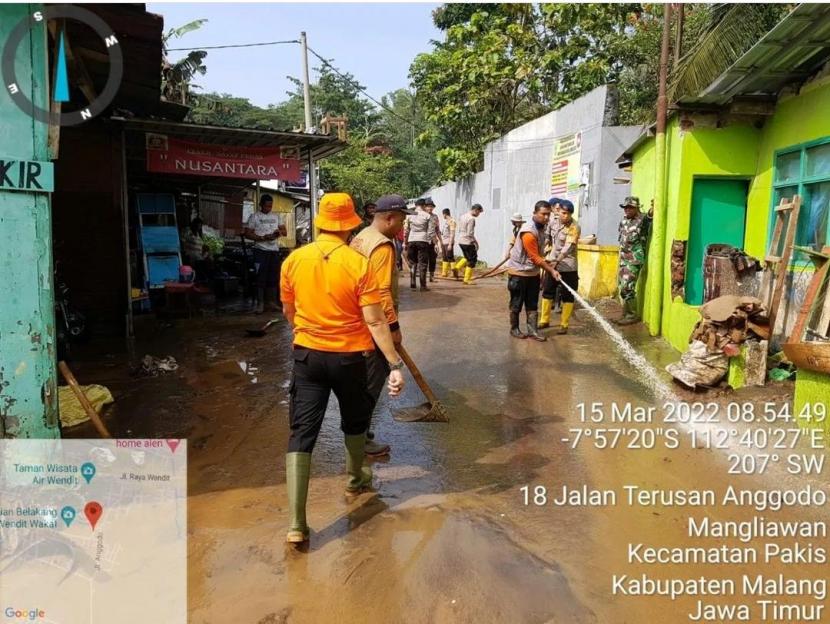 Badan Penanggulangan Bencana Daerah (BPBD) Kabupaten Malang melakukan pembersihan terhadap sisa material banjir di sejumlah desa di Kecamatan Pakis, Kabupaten Malang, Selasa (15/3/2022). 