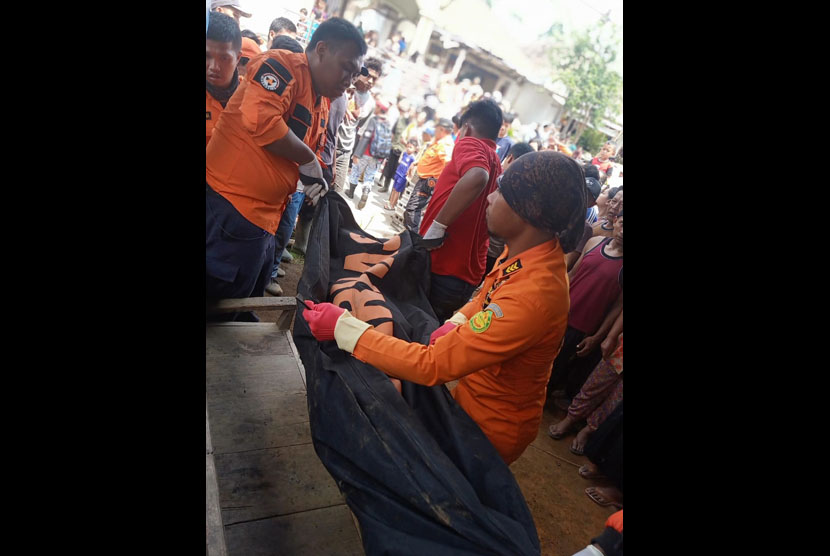 Badan Penanggulangan Bencana Daerah (BPBD) Kabupaten Malang menemukan satu dari dua korban laka di Coban Cinde, Benjor, Tumpang, Kabupaten Malang, Senin (30/12).