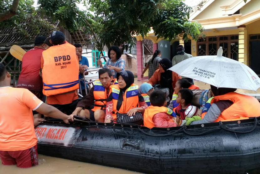 Badan Penanggulangan Bencana Daerah (BPBD) Kabupaten Ngawi membantu proses evakuasi warga terdampak banjir. 