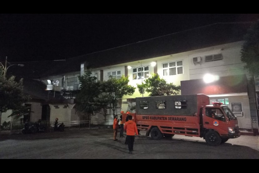   Badan Penanggulangan Bencana Daerah (BPBD) Kabupaten Semarang mendirikan tenda darurat untuk pasien di RSUD Ambarawa, untuk mengantisipasi dampak gempa bumi yang terjadi di Provinsi Jawa Tengah pada Sabtu (23/10) dini hari.