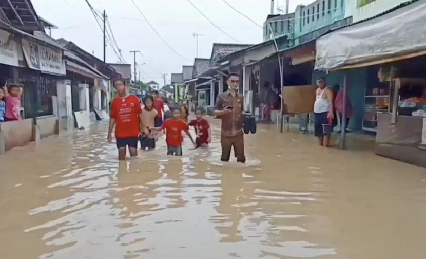 Ribuan pengungsi mulai kembali ke rumah masing-masing menyusul surutnya banjir yang melanda 19 desa yang tersebar di tujuh kecamatan di Kabupaten Aceh Timur, Provinsi Aceh.