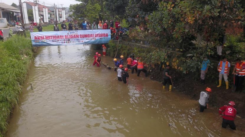 Badan Penanggulangan Bencana Daerah (BPBD) Kota Sukabumi melakukan kegiatan mitigasi bencana aliran sungai yang melibatkan relawan. 