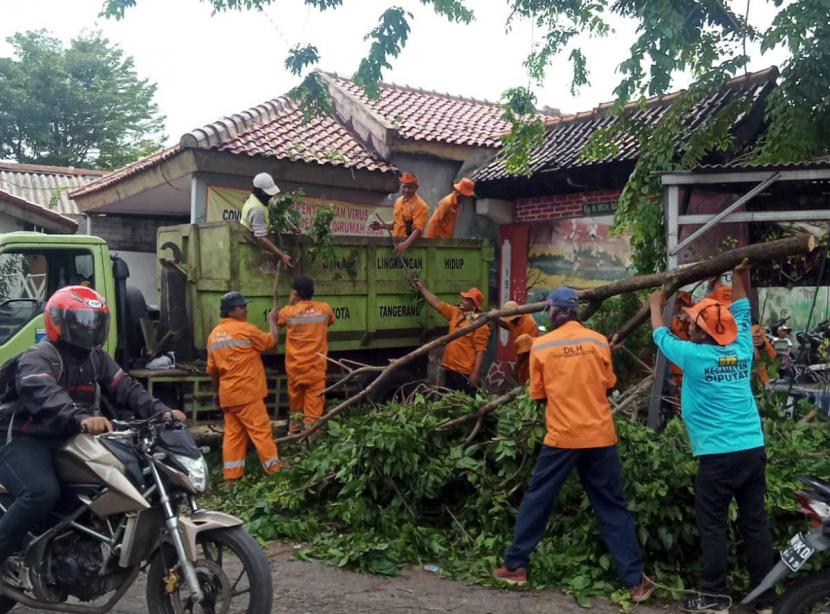 Badan Penanggulangan Bencana Daerah (BPBD) Kota Tangerang Selatan (Tangsel) mencatat ada 321 rumah warga di Kecamatan Ciputat, Tangsel terdampak angin kencang yang terjadi pada Senin (19/9/2022). 
