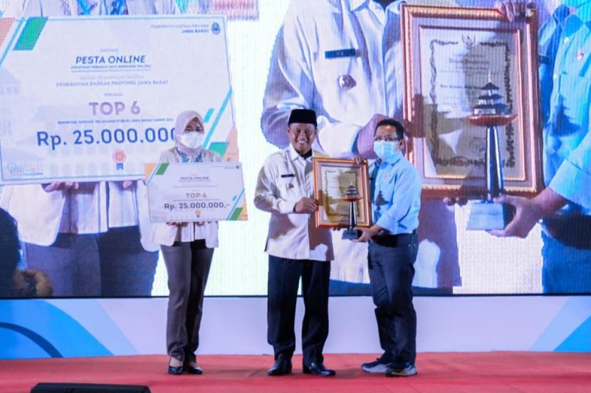 Badan Pendapatan Daerah (Bapenda) Jawa Barat (Jabar) mendapatkan piagam penghargaan Top 6 Kompetisi Inovasi Pelayanan Publik Jawa Barat (KIJB) 2021, Selasa (7/12). 