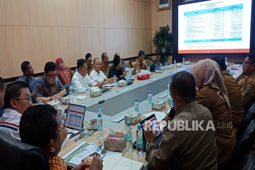 Badan Pendapatan Daerah (Bapenda) Provinsi Banten bersama Komisi III DPRD Provinsi Banten menggelar rapat koordinasi (rakor) di ruang Rapat Komisi III DPRD Banten, KP3B, Kota Serang. 